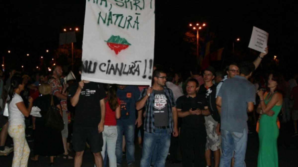 &quot;Protestez, pentru că stând în casă mă simt neputincioasă văzând ce se întâmplă cu Roşia Montană&quot;. Sute de oameni, în stradă, în Piaţa Universităţii