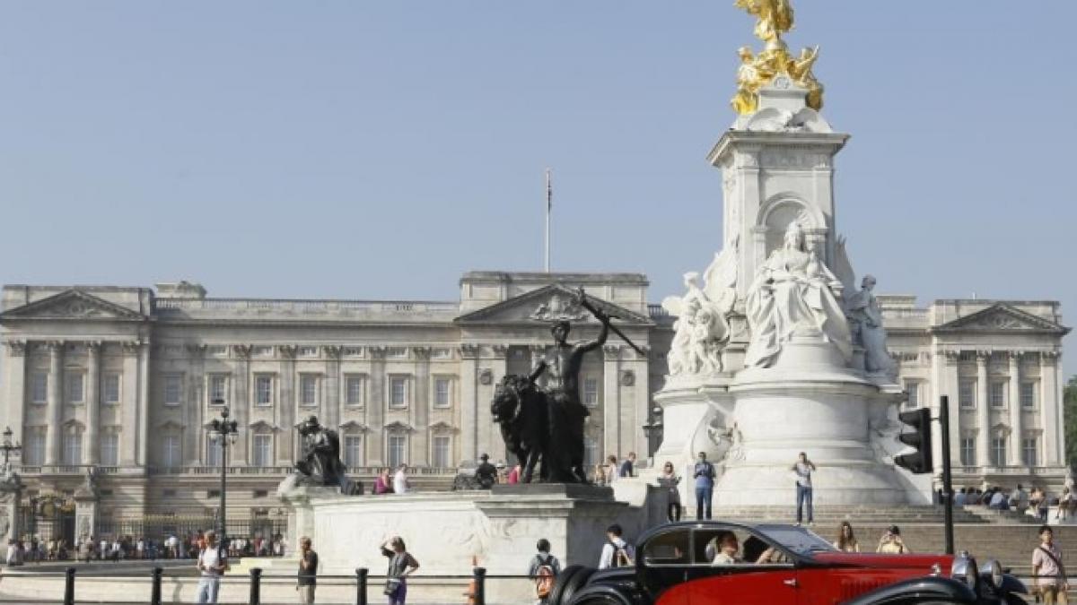 Doi bărbaţi suspectaţi că ar fi vrut să JEFUIASCĂ Palatul Buckingham, arestaţi de poliţie