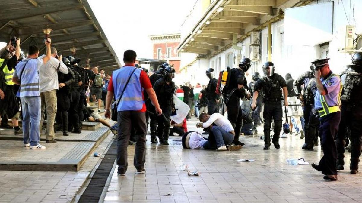 Un arădean a ajuns la spital după ce a fost lovit în cap cu o sticlă aruncată din tren de suporteri unguri