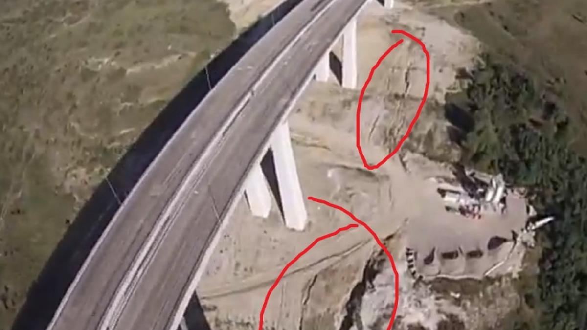 Autostrada SUSPINELOR. Nu se circulă pe ea, dar gropile sunt deja în asfalt, iar alunecările de teren fac imposibilă inaugurarea