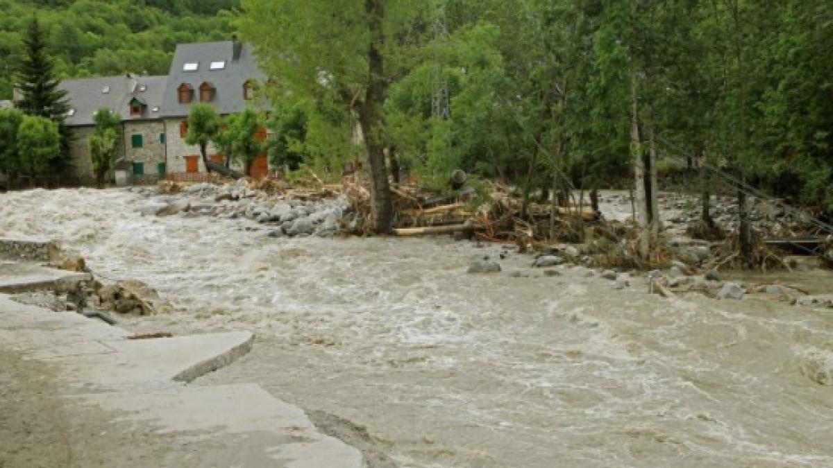 Inundaţii în Tulcea: drumuri blocate şi maşini luate de ape 