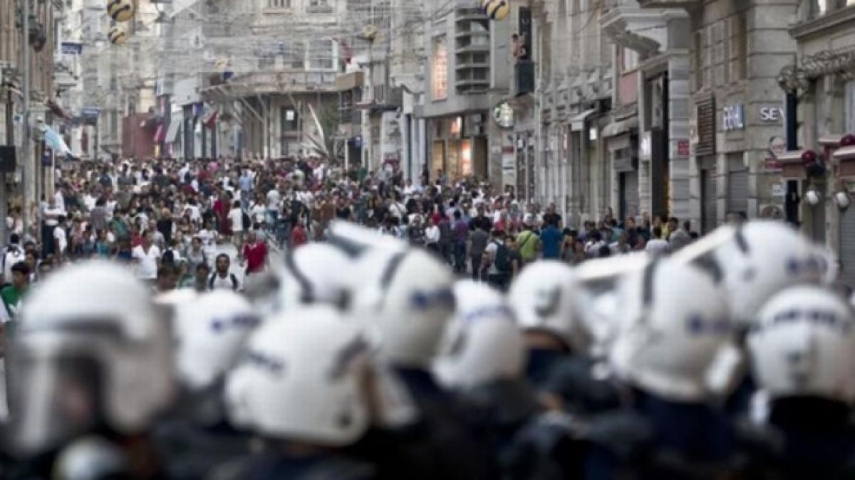 Noi proteste în Turcia. Mii de oamenii au ieşit în stradă, pentru a denunţa uciderea unui manifestant