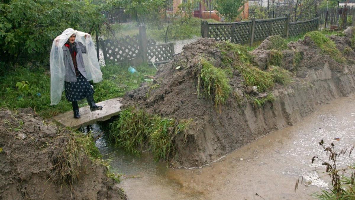 Apa trece, România rămâne. Uniţi, îi putem ajuta pe cei în nevoie. Tone de ajutoare au ajuns deja la sinistraţi