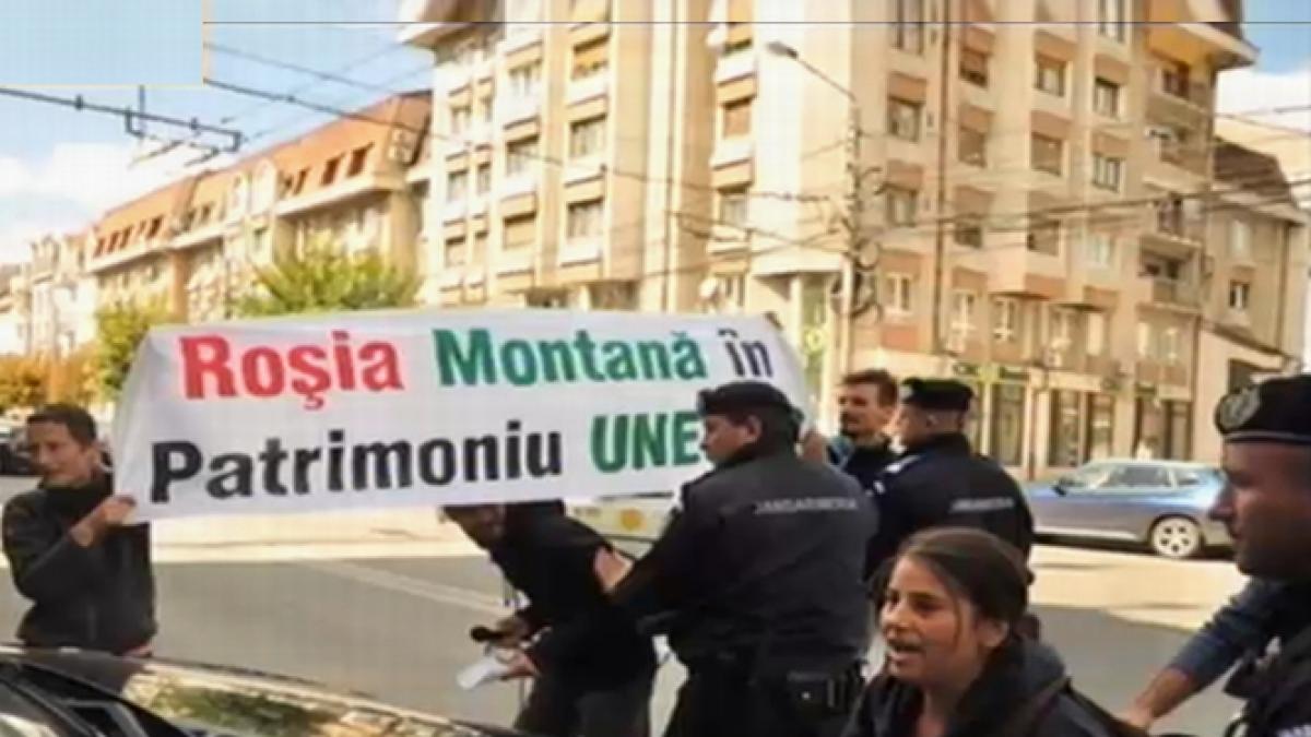 Atac cu roşii la Roşia Montană. Ministrul Culturii, asaltat de protestatari