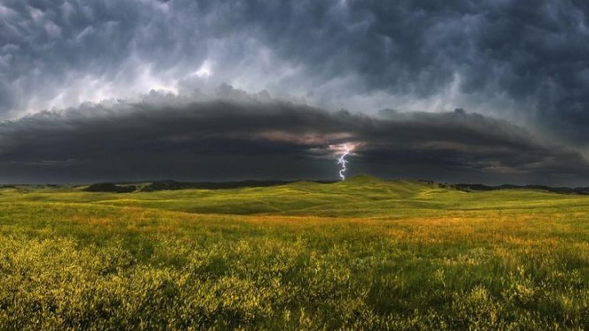 &quot;Nu am văzut niciodată aşa ceva”. O TORNADĂ a devastat un sat din Tulcea. Zeci de locuinţe au fost avariate