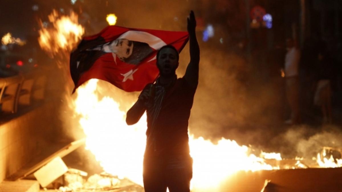 O nouă seară de manifestaţii în Turcia. Mai mulţi protestatari au fost arestaţi