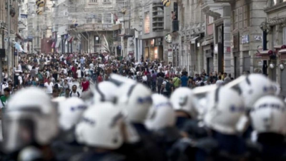 Protestele din Turcia, departe de final. Mii de oamenii au ieşit în stradă şi au atacat forţele de ordine