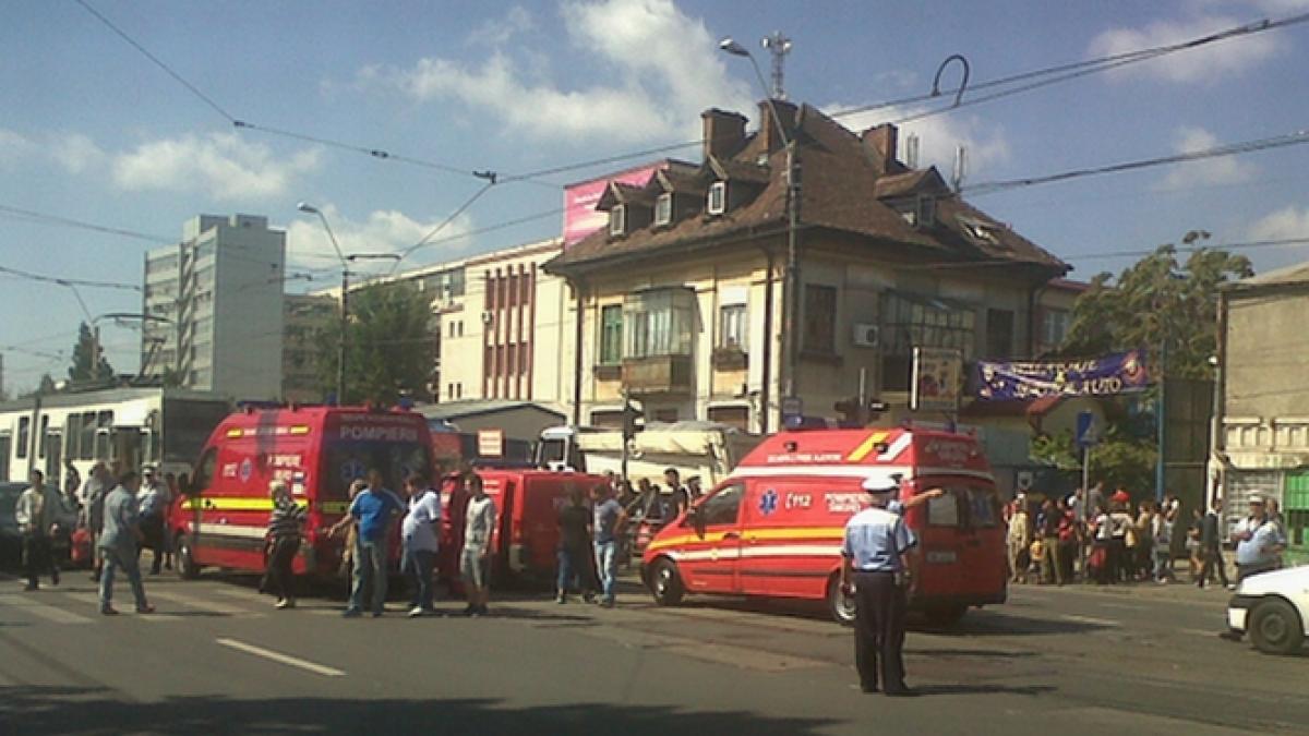 Un bărbat a rămas fără un picior, după ce a traversat prin loc nepermis şi a fost călcat de tramvai