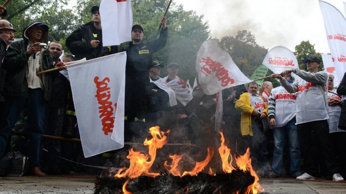 Proteste de AMPLOARE în Polonia. ZECI DE MII de oameni au ieşit să ceară demisia guvernului