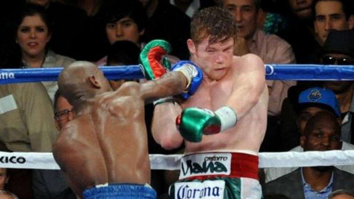 Floyd Mayweather îşi menţine invincibilitatea în ring şi câştigă titlurile WBA şi WBC