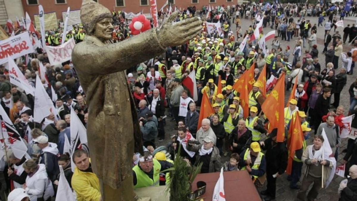 Proteste MASIVE în Varşovia. Peste 100.000 de oameni au ieşit în stradă pentru a cere demisia guvernului