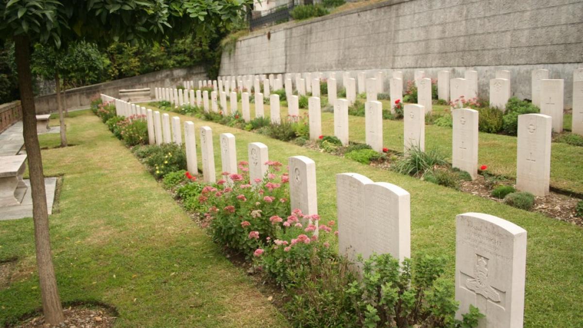 Un român şi-a construit o casă într-un CIMITIR din Italia