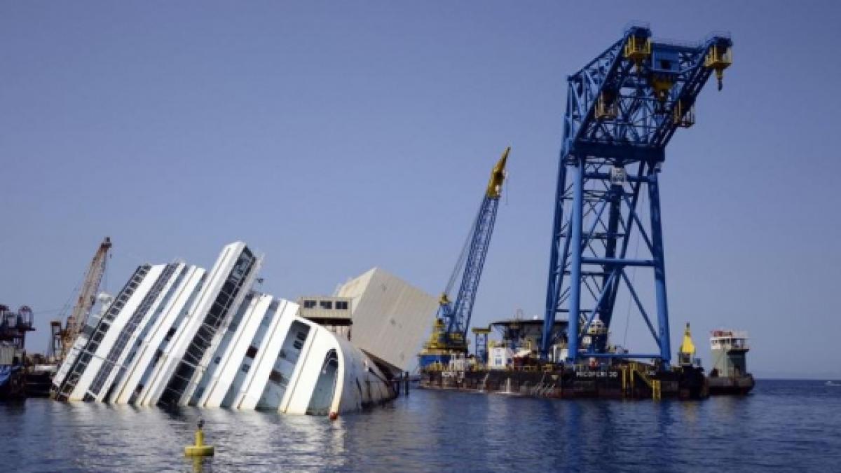 Manevrele pentru recuperarea navei Costa Concordia încep astăzi