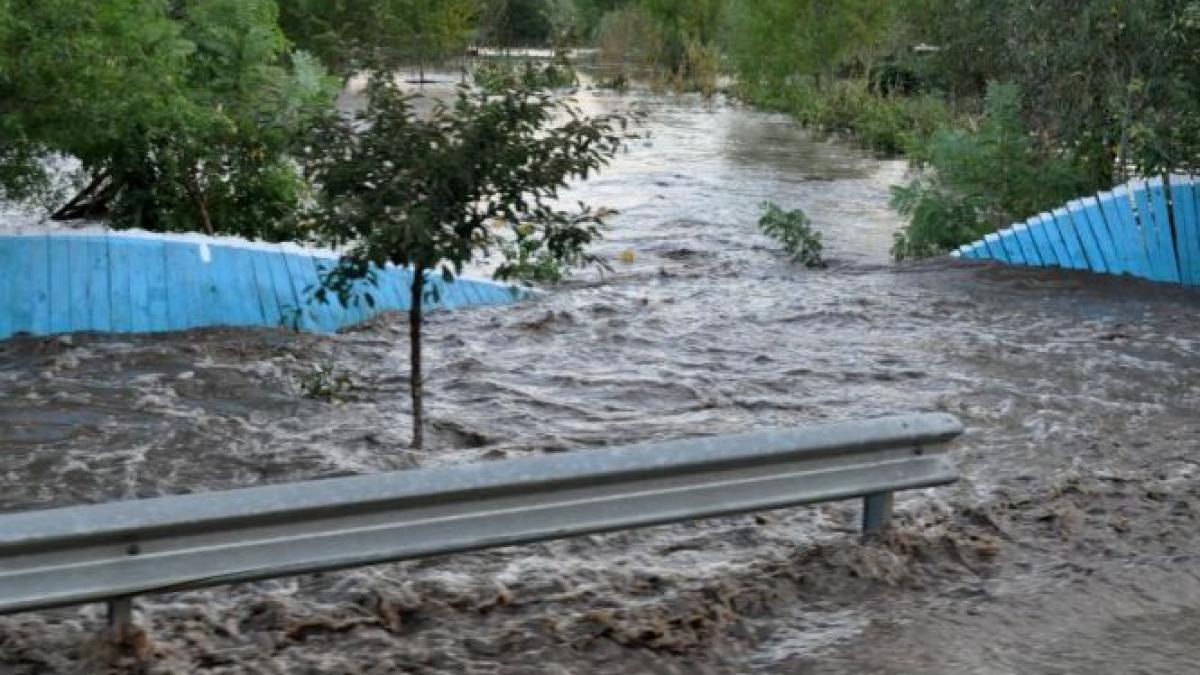 Pompieri din trei judeţe ale ţării încearcă să elibereze drumul naţional 25, acoperit de ape. Circulaţia ar putea fi realuată în două zile