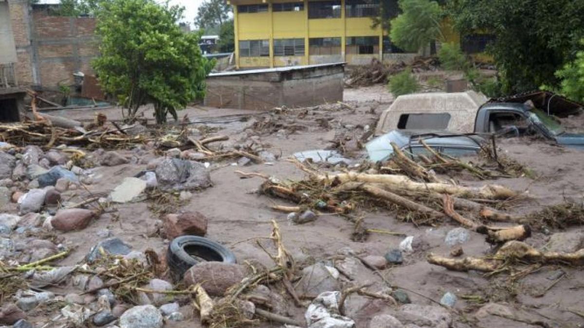 Inundaţii ISTORICE în Mexic. Un uragan şi o furtună tropicală au lovit simultan ţara