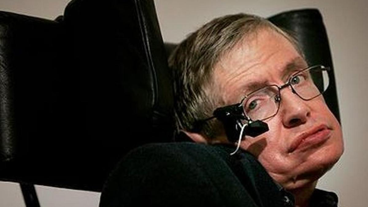 Stephen Hawking: “Cei care au o boală într-un stadiu terminal ar trebui să aibă dreptul de a alege să îşi pună capăt vieţii”