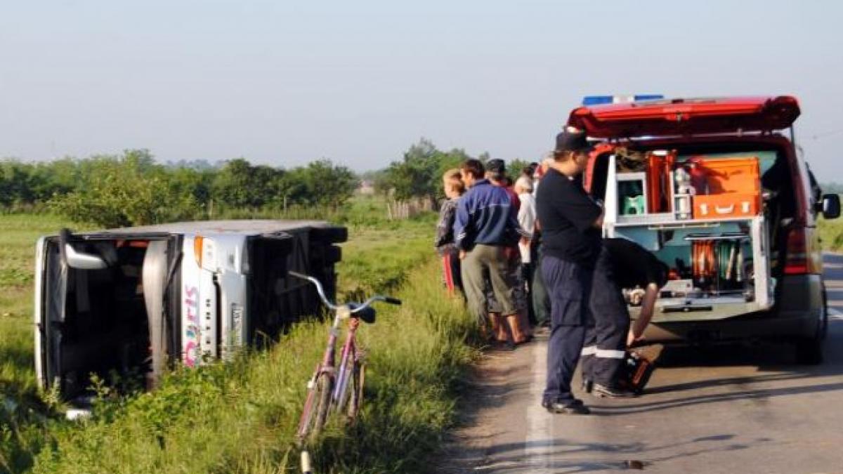 Accident grav în Vrancea. Doi oameni au murit şi cinci au fost grav răniţi, după ce un autocar s-a răsturnat pe DN 2