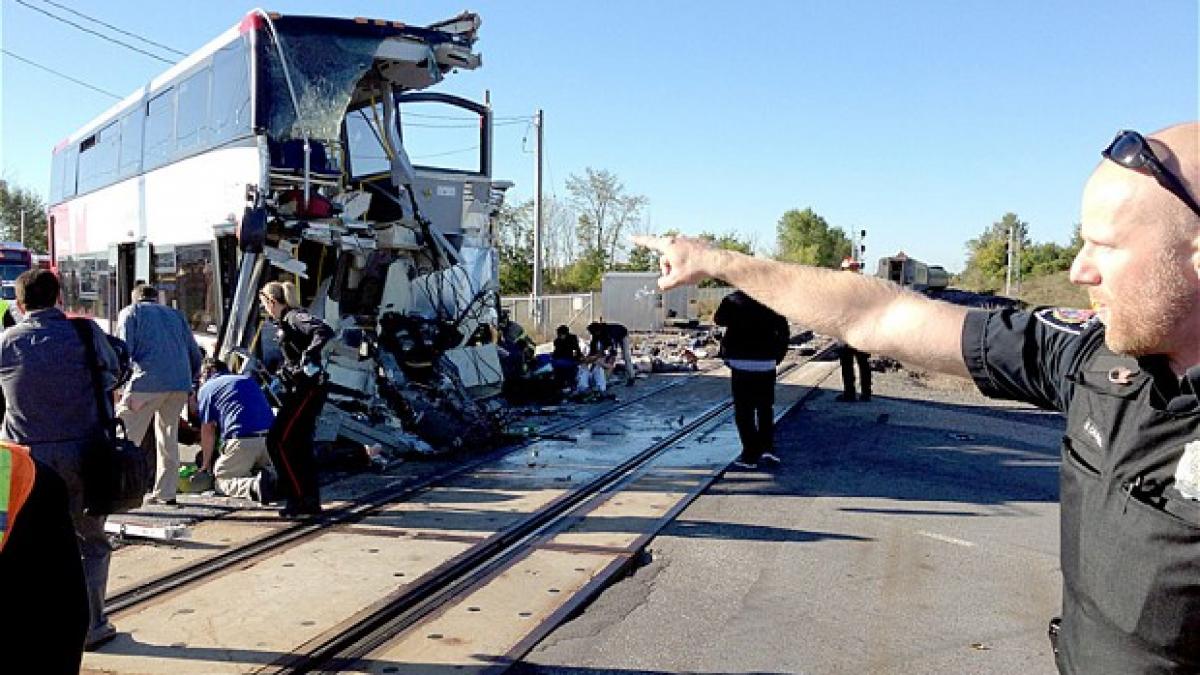 Imagini de coşmar în Ottawa. Un autocar supraetajat a intrat în plin într-un tren