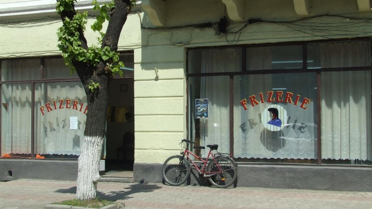 La frizerie, ca în mafia italiană. Stilistul, ameninţat cu un cuţit de un client. &quot;Îi spusesem cu ce gel să îşi dea în păr&quot;