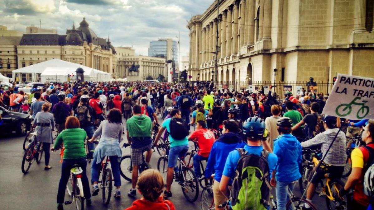 Aproximativ 5.000 de biciclişti participă la un protest pe străzile din Bucureşti