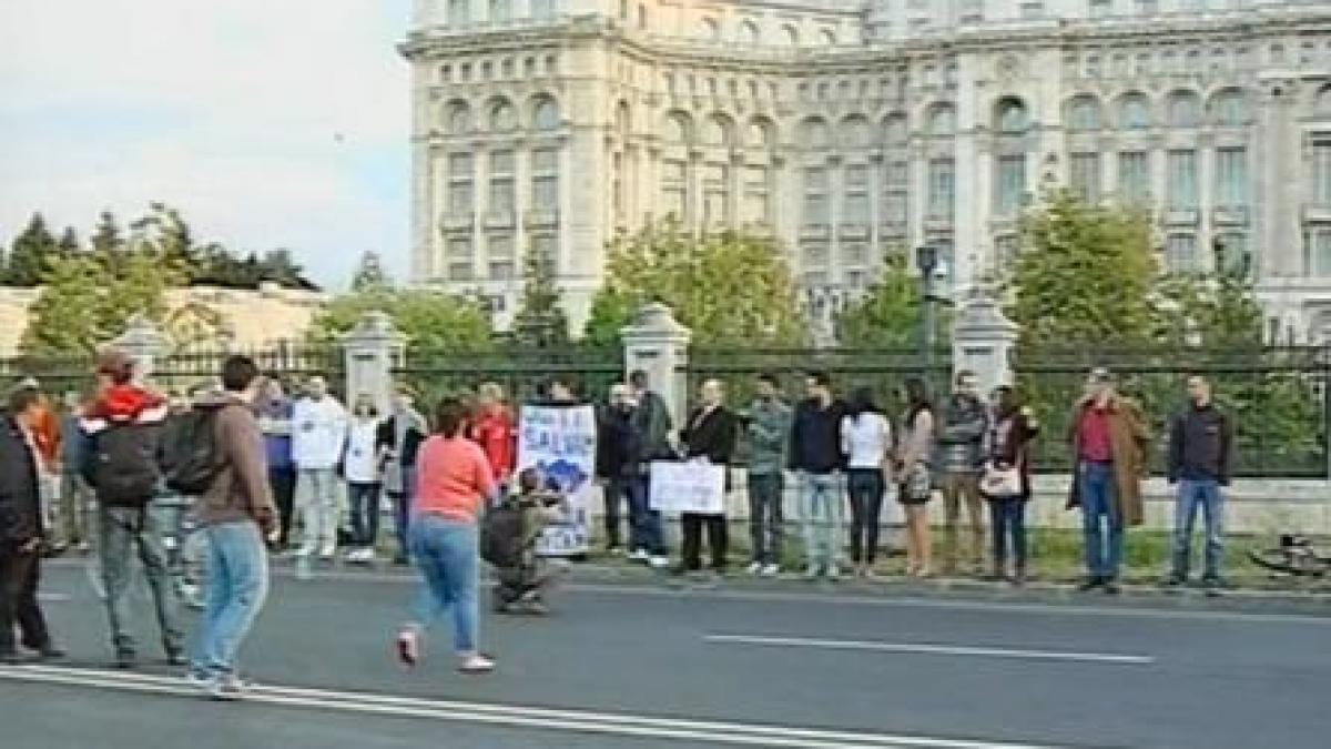 Participanţii la marşul bicicliştilor au format un lanţ uman la Parlament, în semn de protest faţă de proiectul de la Roşia Montană