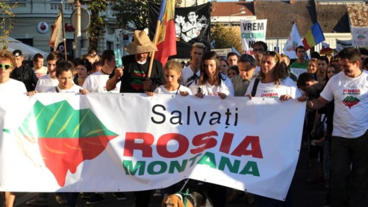 Peste 1.000 de persoane protestează la Piaţa Unirii din Cluj faţă de proiectul RMGC