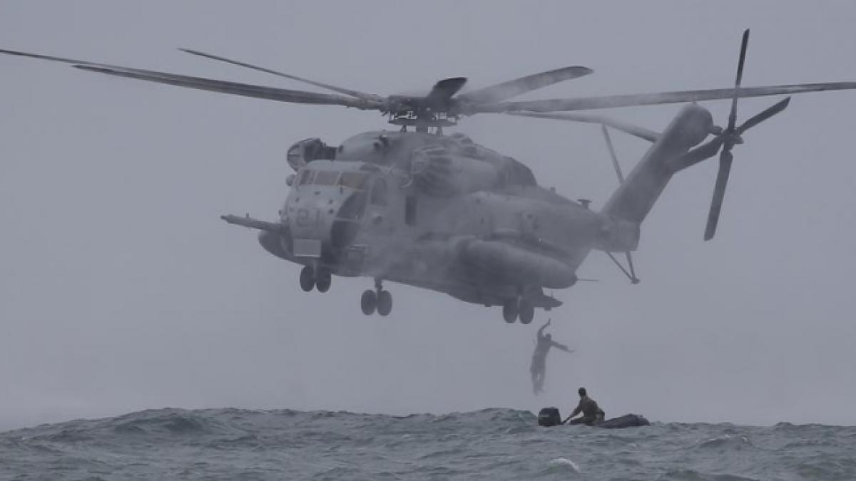 Un elicopter al Marinei americane S-A PRĂBUŞIT ÎN MARE