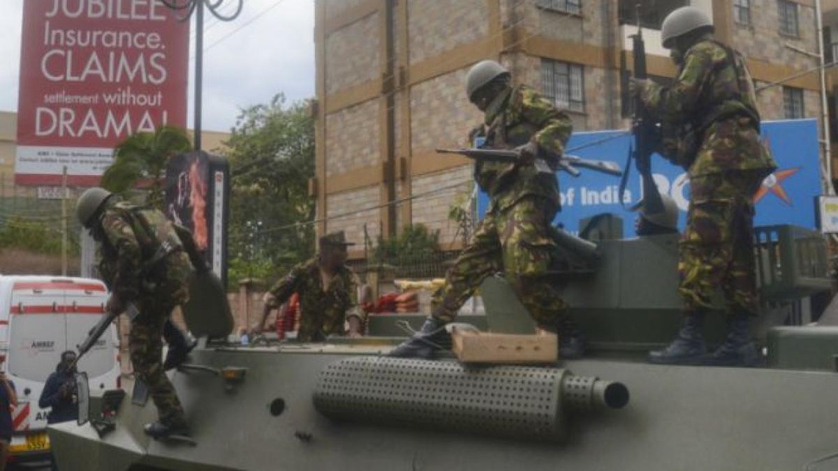 Teroriştii din Nairobi spun că vor UCIDE toţi ostaticii. Armata a intervenit în forţă