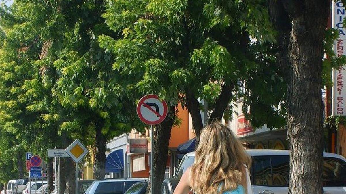 Ce s-a întâmplat în momentul în care domnişoara s-a urcat pe bicicletă. Şoferii au înnebunit: &quot;S-a văzut TOT&quot;