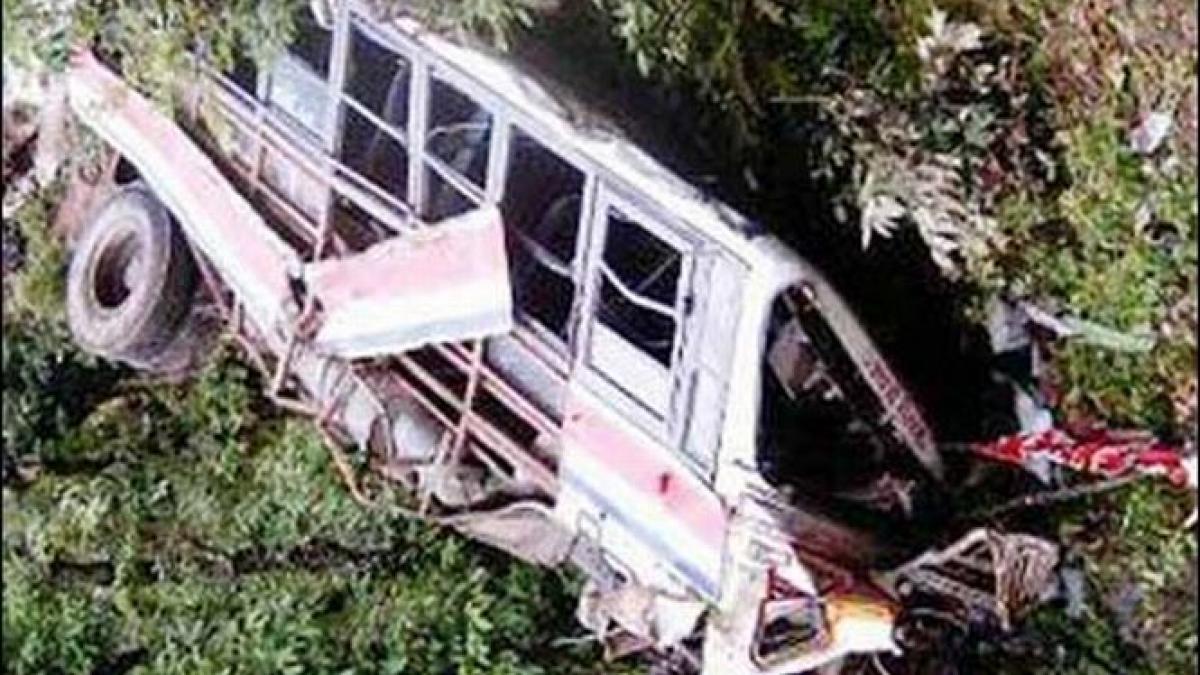 Accident grav în India: Un autobuz s-a prăbuşit într-o râpă de 200 de metri