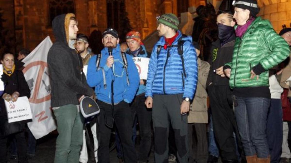 Incidente la protestele faţă de proiectul Roşia Montană. Protestatarii s-au îmbrâncit cu jandarmii