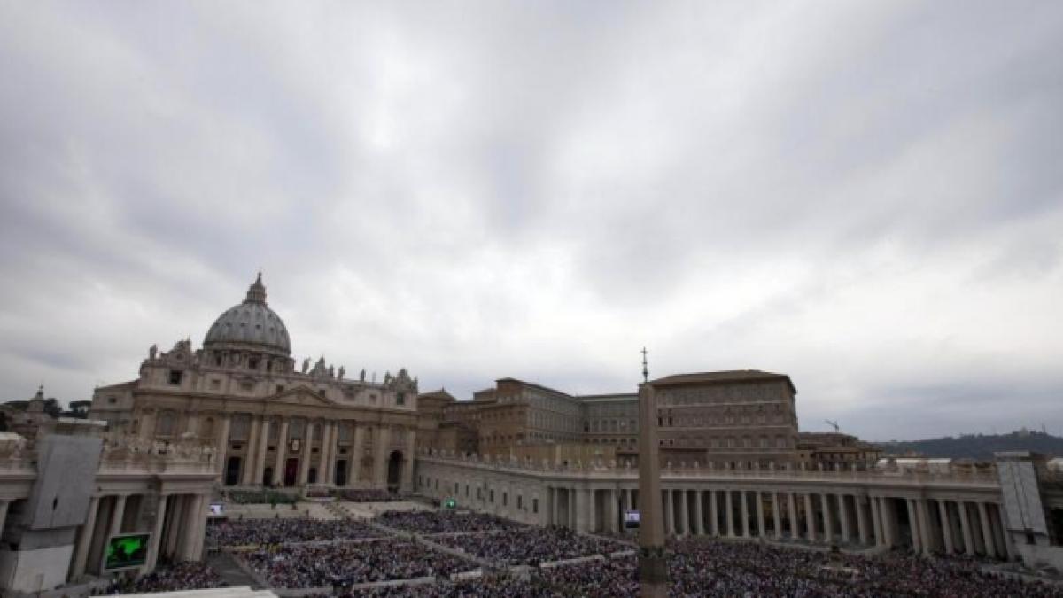 Vaticanul BLOCHEAZĂ o expoziţie de fotografii care prezintă cupluri GAY