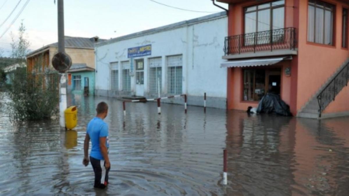 Autorităţile analizează posibilitatea declarării unui cod portocaliu de inundaţii