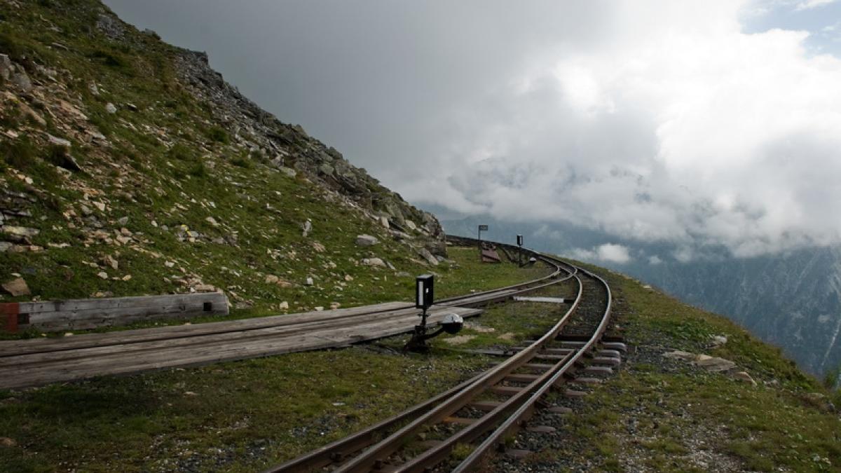 Avem 11.000 de km de cale ferată, iar din aceştia 80% au nevoie de reparaţii. Călătoria cu trenul, întoarcere în timp