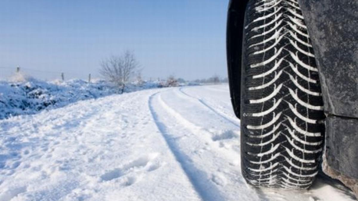 Amenzi de până la 8.000 de lei pentru şoferii care sunt prinşi în trafic fără anvelope de iarnă