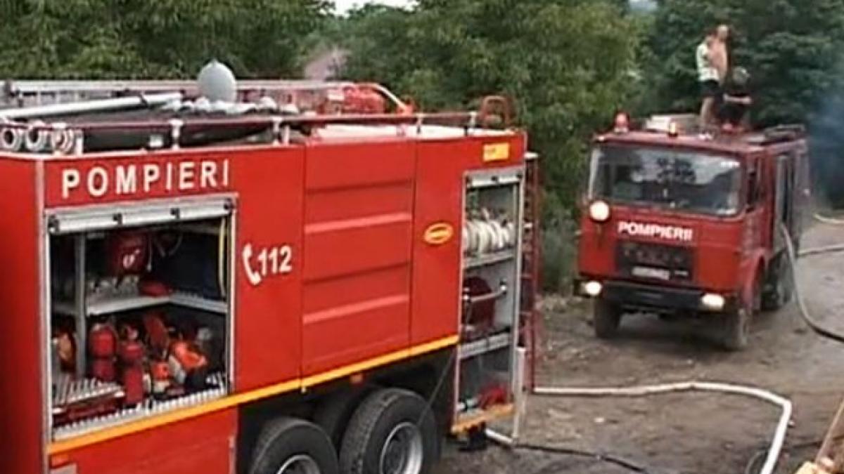 Incendiu puternic pe platforma industrială Aro Câmpulung. Flăcările au cuprins un depozit cu deşeuri TOXICE. Deşeurile conţin CIANURI