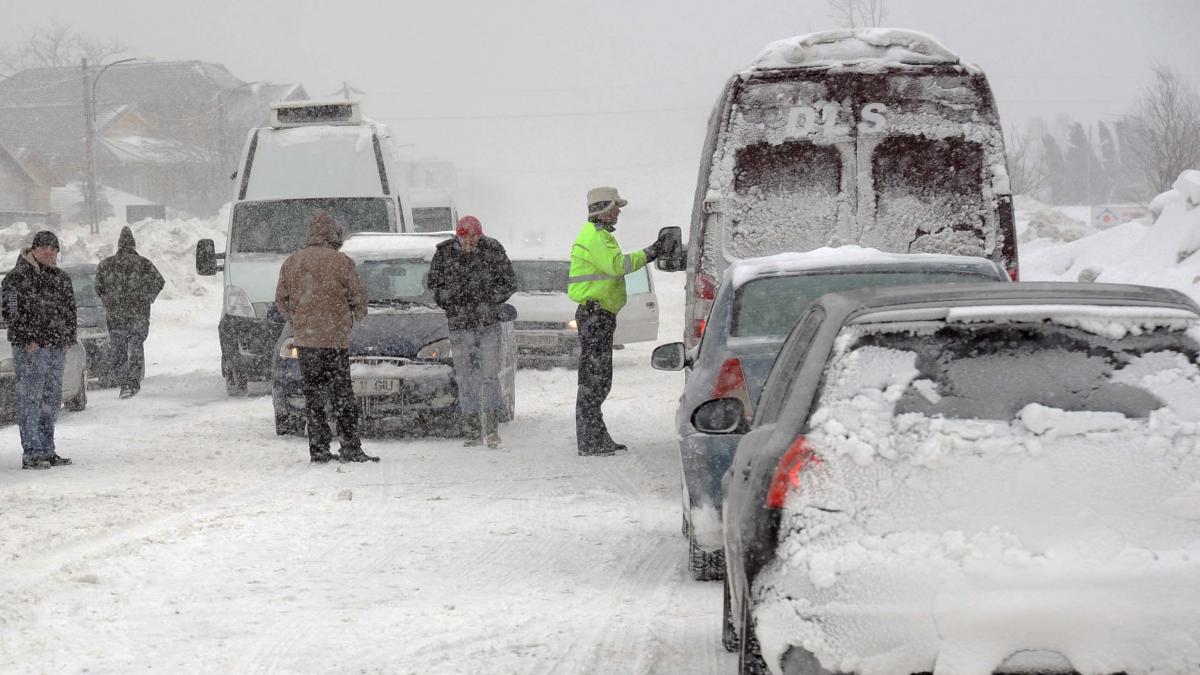 NINSORILE fac ravagii în mai multe judeţe din ţară. Stratul de zăpadă a depăşit 30 de cm pe unele drumuri naţionale