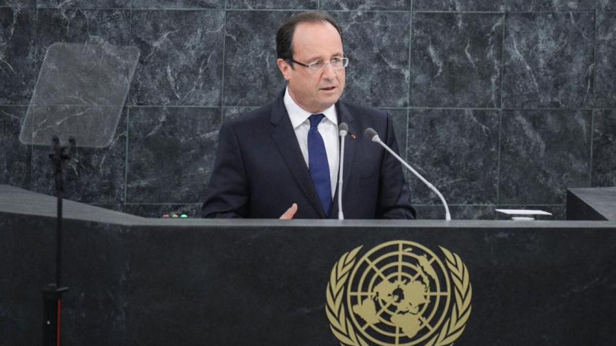 Preşedintele Francois Hollande dă asigurări că politica Franţei respectă romii