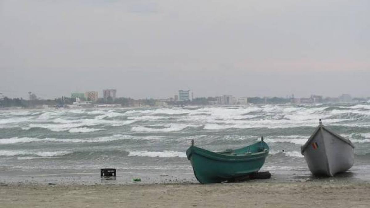 Furtună teribilă în Marea Neagră. Ce făcea un tânăr în valurile înalte de 7 metri. &quot;E inconştient!&quot;