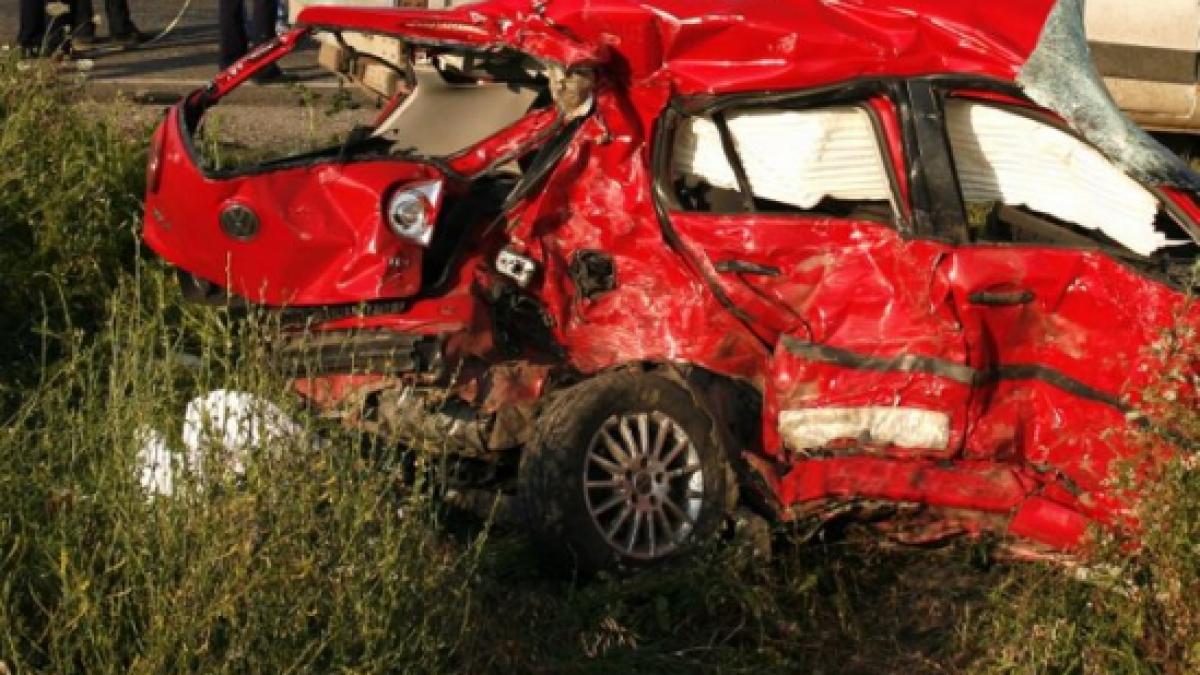 Inconştienţa a costat-o viaţa. O şoferiţă cu permisul suspendat a provocat un grav accident pe DN 6