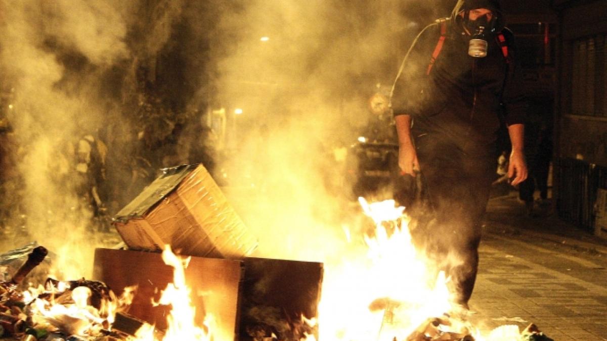 Un oraş din Turcia, bombardat a doua noapte la rând. Protestatarii au incendiat maşinile Poliţiei