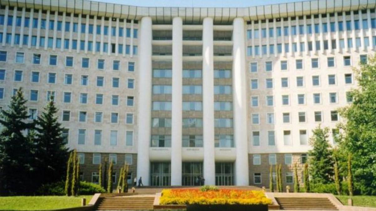 Zeci de preoţi şi membri ai Partidului Comunist au blocat accesul în Parlamentul Republicii Moldova