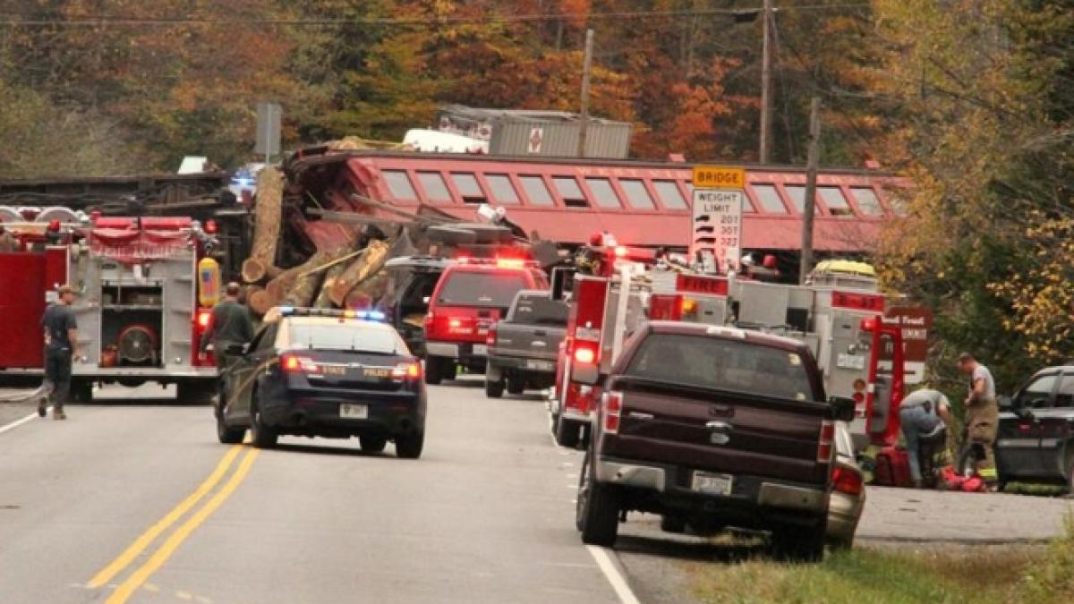 ACCIDENT ORIBIL. Un camion a intrat în coliziune cu un tren. O persoană a murit şi 3 sunt în stare critică