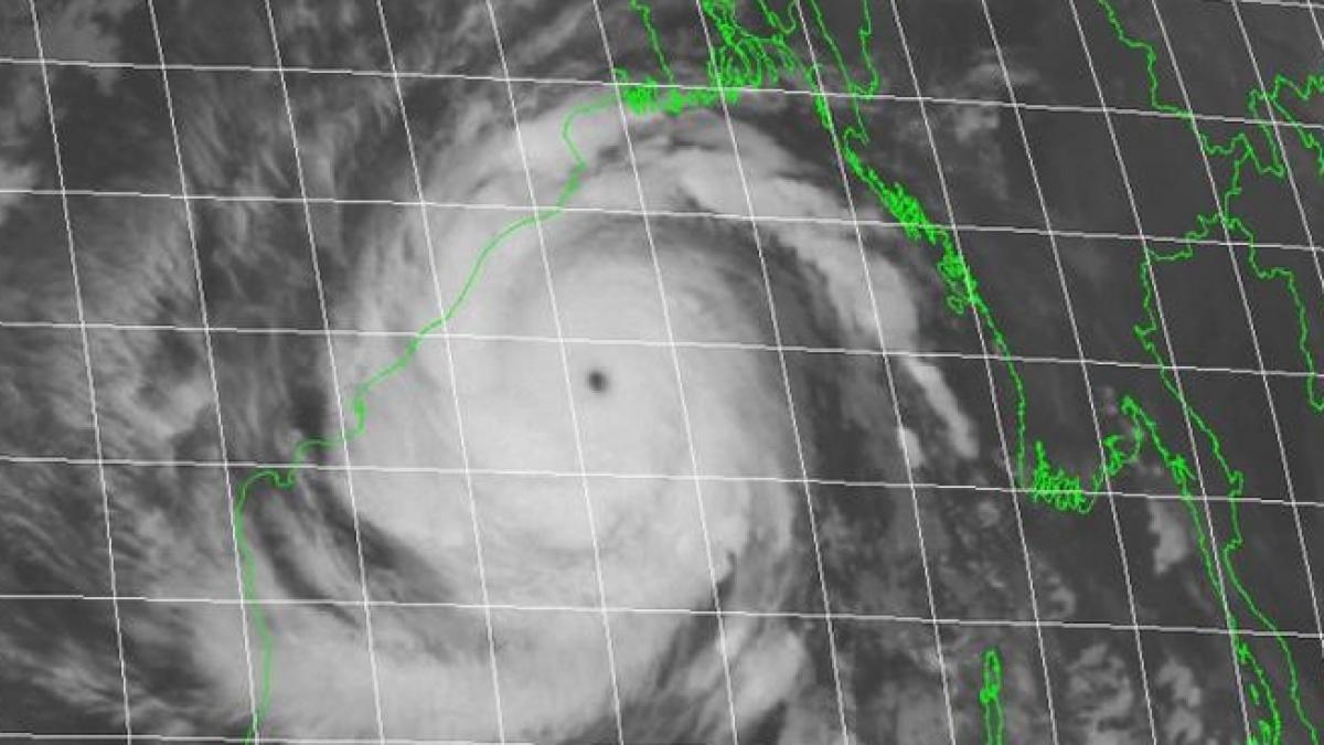 ALERTĂ în India. CEL MAI PUTERNIC CICLION DIN ULTIMII 14 ANI se apropie de coastele de est