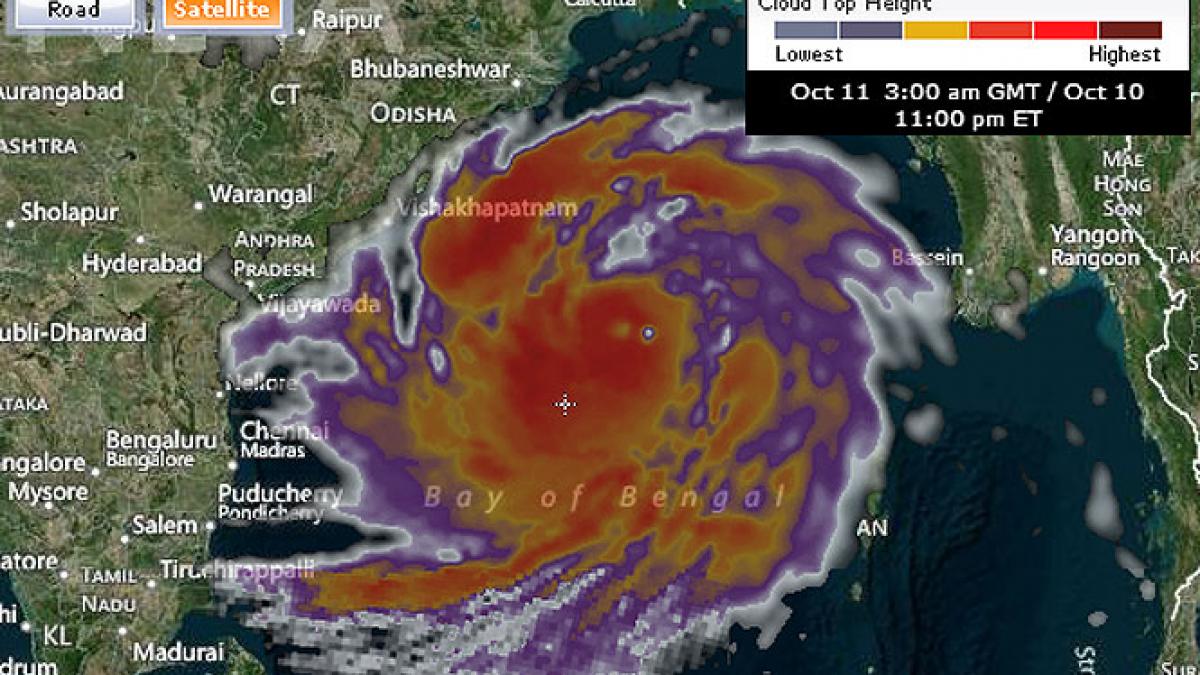 Ciclonul Phailin a făcut deja cinci morţi în India. Jumătate de milion de oameni au fugit din calea celui mai puternic ciclon din ultimii 14 ani 