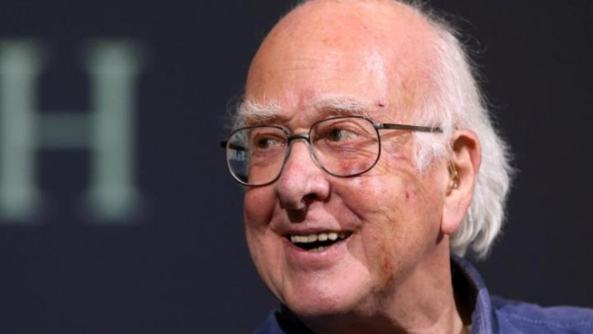 Peter Higgs a aflat de pe stradă că a câştigat premiul Nobel pentru Fizică 2013