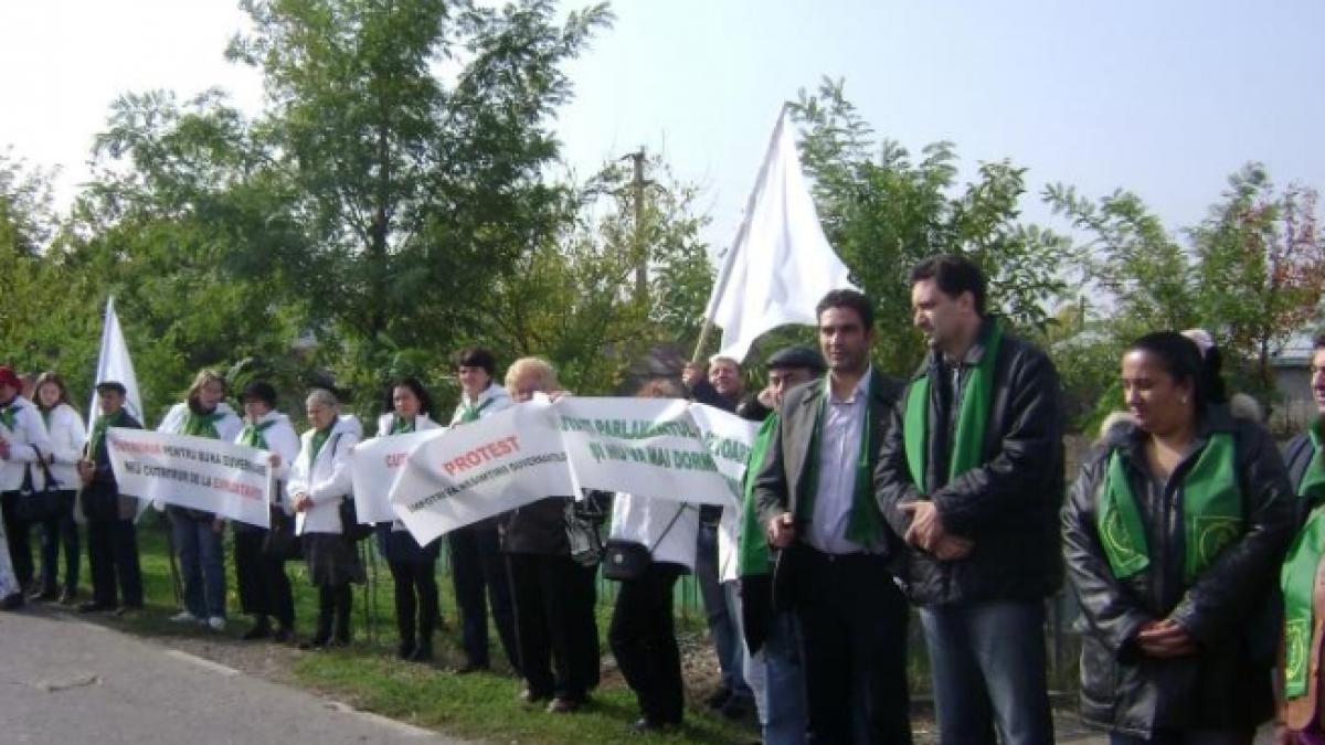 Aproximativ 50 de ecologişti PROTESTEAZĂ în judeţul Galaţi. Autorităţile încă nu pot explica seismele din zonă