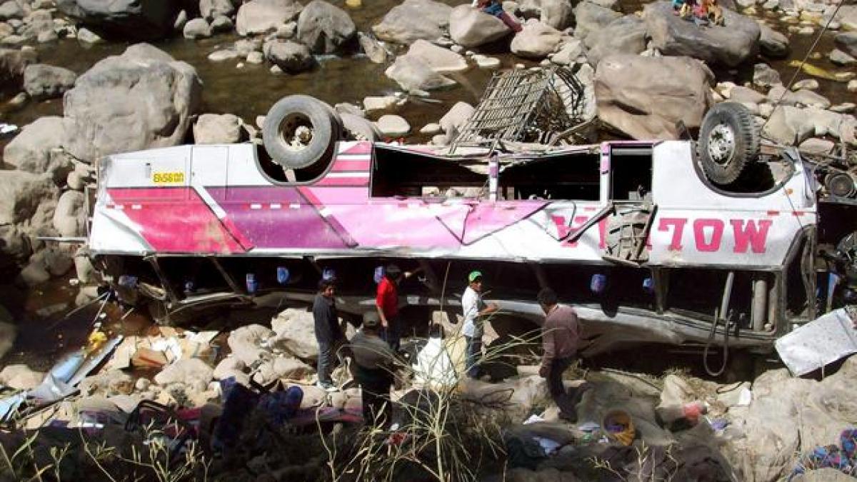 Accident teribil în Peru, după ce un autobuz a căzut într-o prăpastie