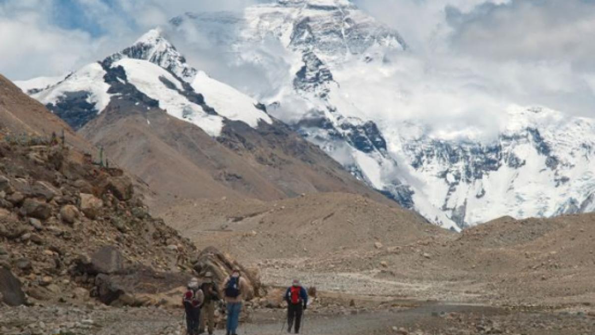 Aproape 90 de turişti sunt blocaţi pe Everest, în urma căderilor masive de zăpadă