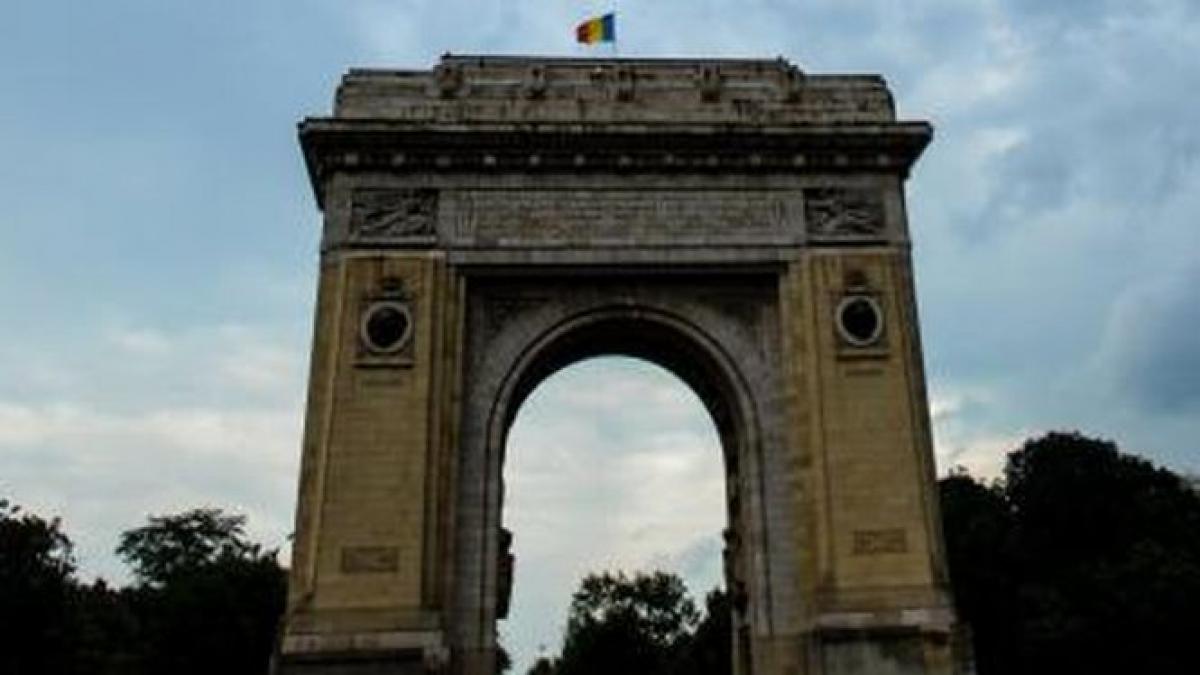 Un bărbat s-a izbit cu maşina de Arcul de Triumf din Capitală